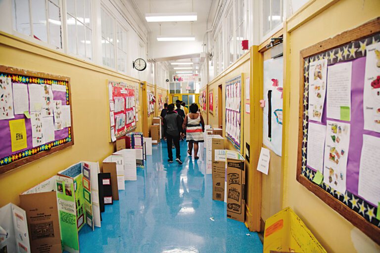 州法規定紐約市公校班級人數需降至25人或以下，合規期限僅剩兩年。 Elizabeth D. Herman/紐約時報