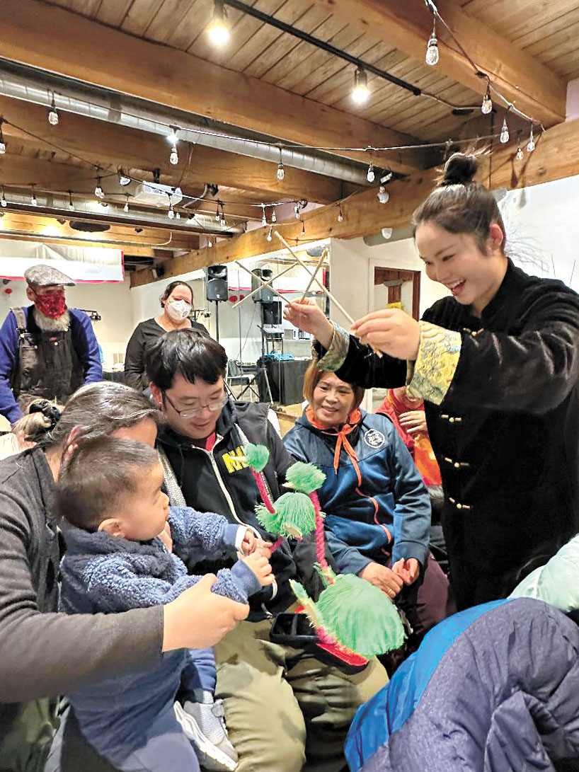 團員在現場與小朋友互動互玩的「小鴕鳥」，小觀眾們都被逗的樂不可支。 梁敏育攝