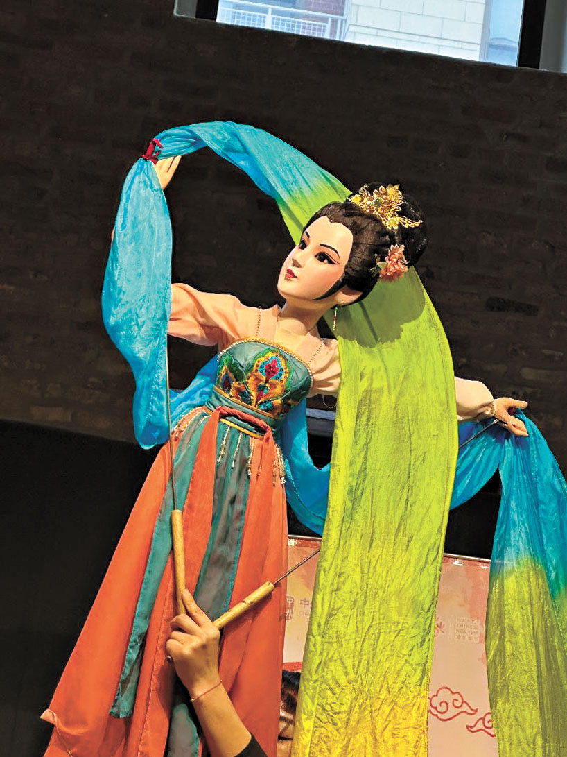 小小的木偶舞動10多米長的彩調，翩翩起舞，美不勝收。   梁敏育攝