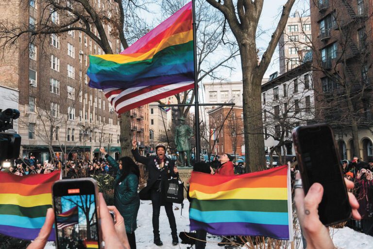 活動人士把彩虹旗與國旗並列飄揚，引來支持者喝彩。 Cristina Matuozzi/紐約時報