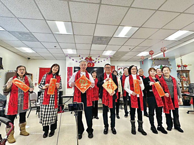 黃河藝術團在團長楊左（前右1）的帶領下，走進唐人街以悠揚的歌聲慰問長者。 梁敏育攝