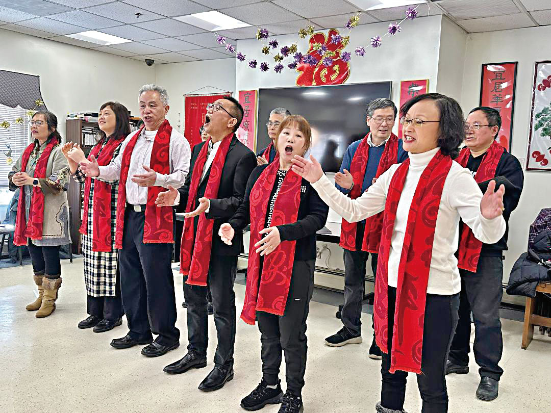 團員們高歌「祝福您」 及「歡樂年年」，為華社長者傳遞了馬年美好的祝願。 	   梁敏育攝