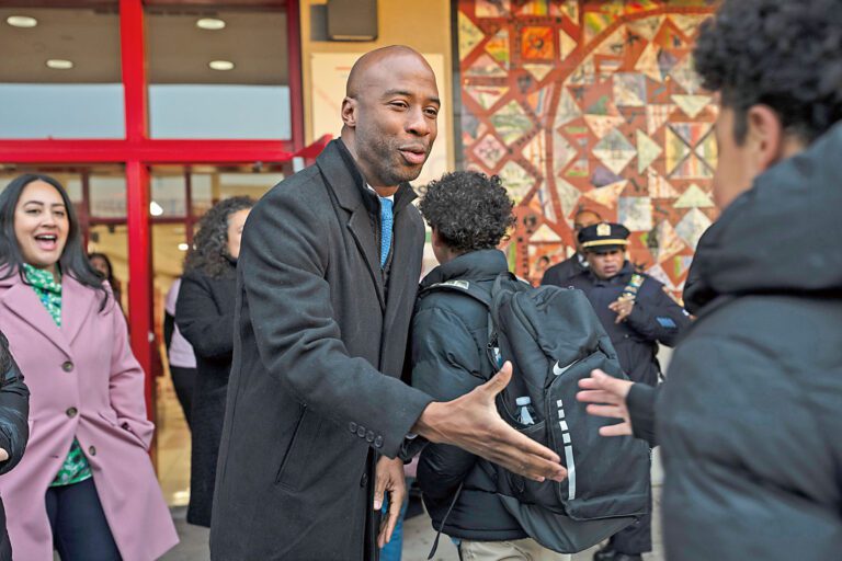 薩繆爾斯在市議會聽證會上全力捍衛市長公校控制權。 James Estrin/紐約時報