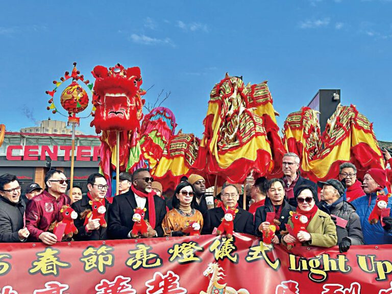 「燃亮華埠˙馬到成功」春節亮燈儀式，芝加哥市長約翰遜（左4）、中國駐芝加哥總領館王保東總領事（左6）欣然參與。（梁敏育攝）