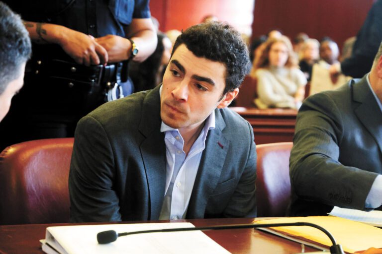 曼吉奧內被帶離法庭時向旁聽席大叫抗議斥「一罪兩審」。Jefferson Siegel /紐約時報