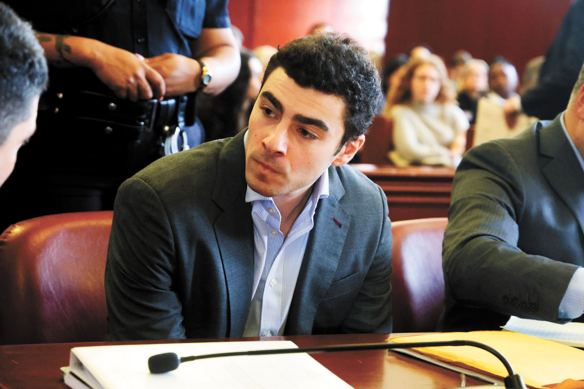 曼吉奧內被帶離法庭時向旁聽席大叫抗議斥「一罪兩審」。Jefferson Siegel /紐約時報