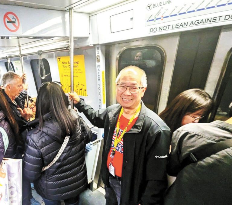 伍華偉廳長考察藍綫地鐵。 檔案圖片