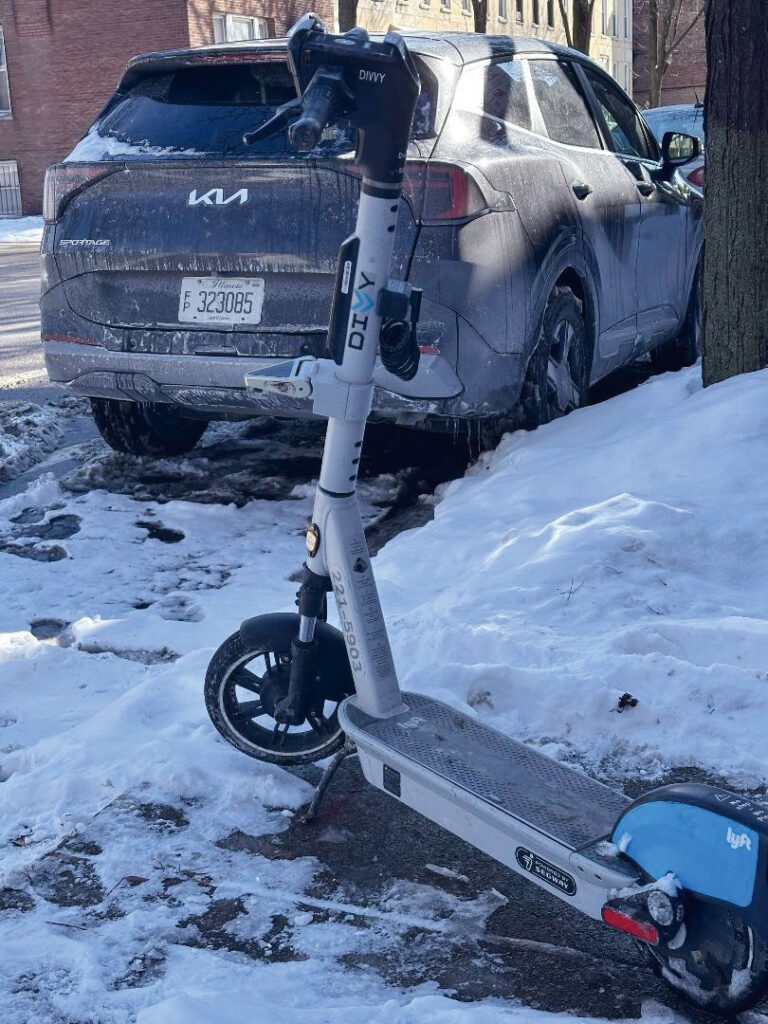 在芝加哥人們可以租用動滑板車和電動自行車等新興交通工具。梁敏育攝