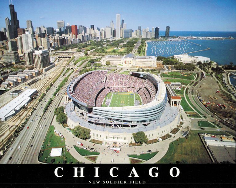 芝加哥熊隊主場士兵球場瀕臨浩瀚的密芝根湖、環境優美，但熊隊管理高層執意要離開芝加哥。