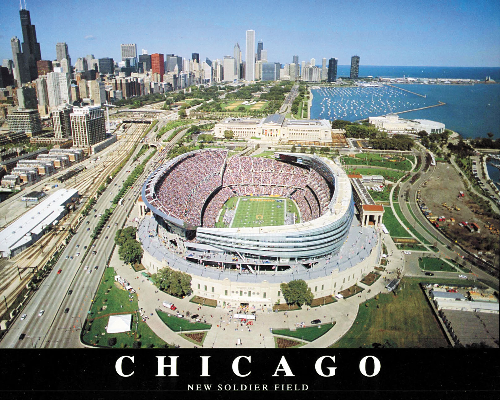 芝加哥熊隊主場士兵球場瀕臨浩瀚的密芝根湖、環境優美,但熊隊管理高層執意要離開芝加哥。