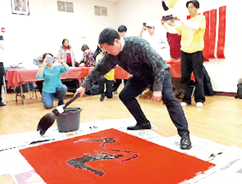 伍振中先生在揮毫中。