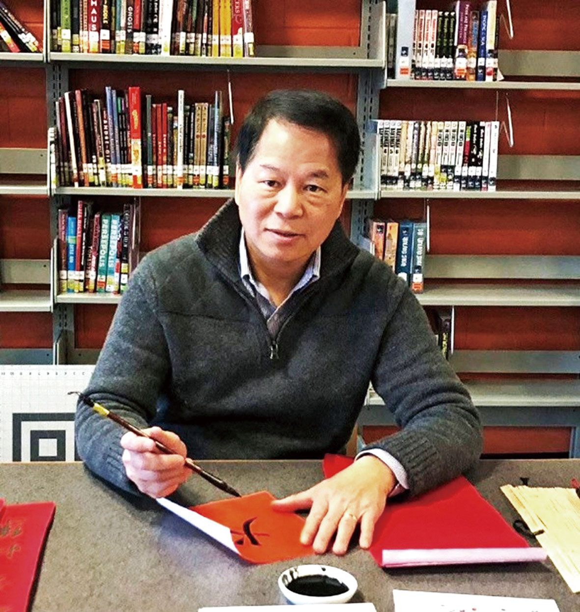 酷愛書法和國畫的伍振中。