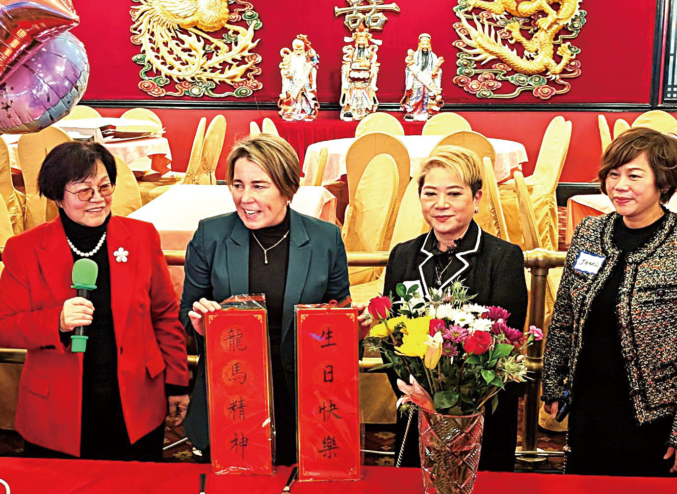 （左起）黃周麗桃贈送書法字幅給希利。