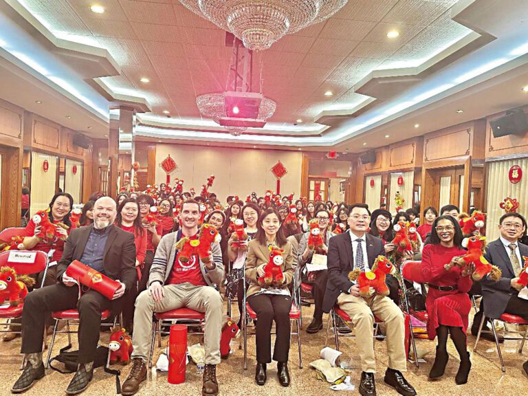 中國駐芝加哥總領館舉辦「 55之友」馬年新春聯歡會。梁敏育攝