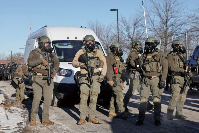 「邊境沙皇」霍曼宣布，700名聯邦移民執法探員將撤出明州，使派駐當地的幹員數量降至大約2300人。路透社