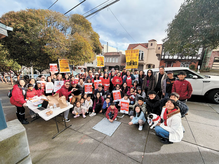 教師罷工期間每天早上都會先在學校門口集中，家長和學生也會前來支持。受訪者提供