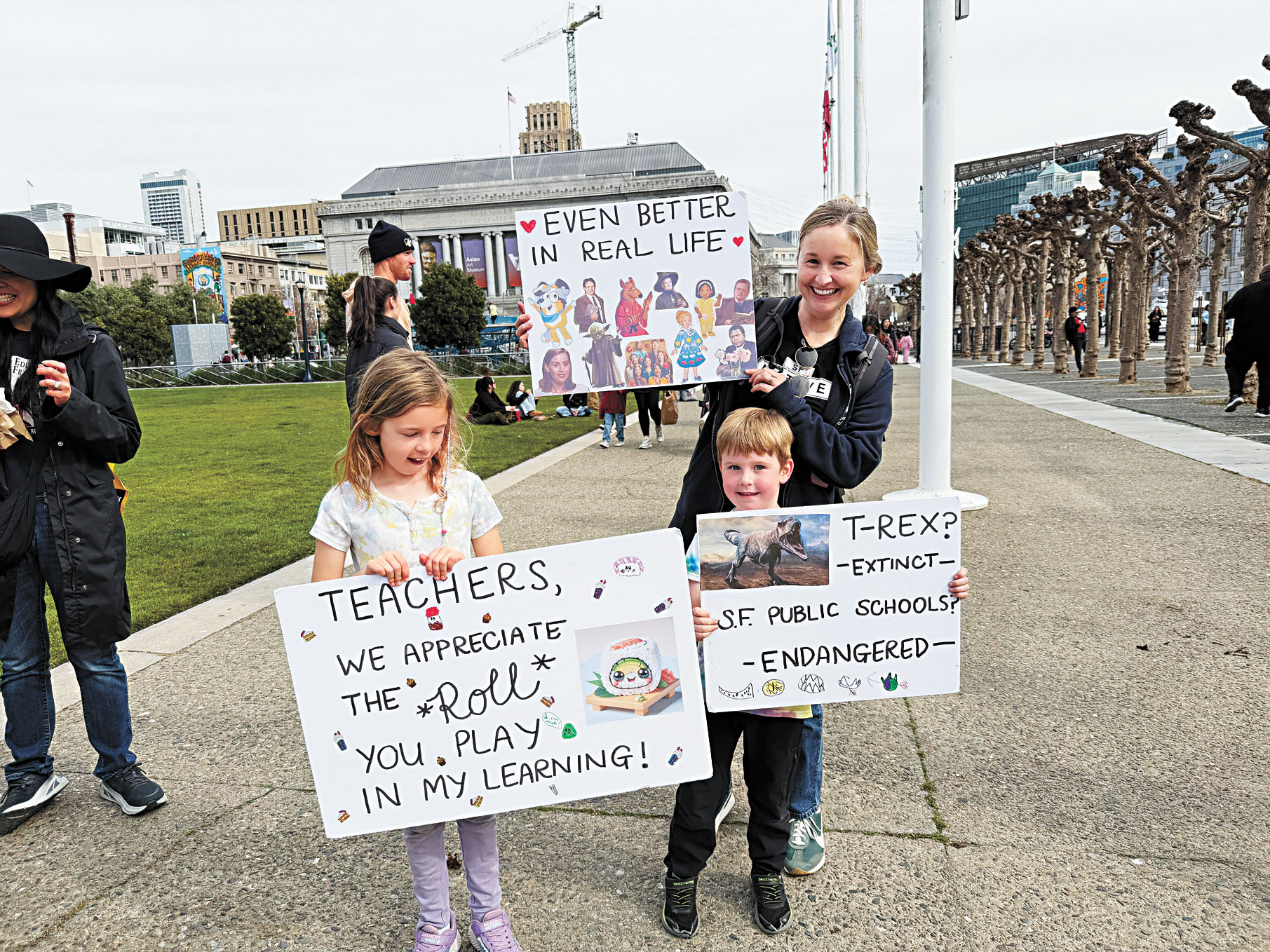 家長帶同子女到場支持教師，孩子手持標語感謝老師。記者蘇婕雅攝