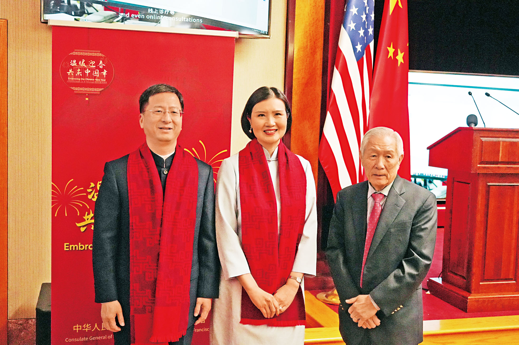 張建敏總領事伉儷與知名僑領池洪湖（右）合影。記者黃偉江攝