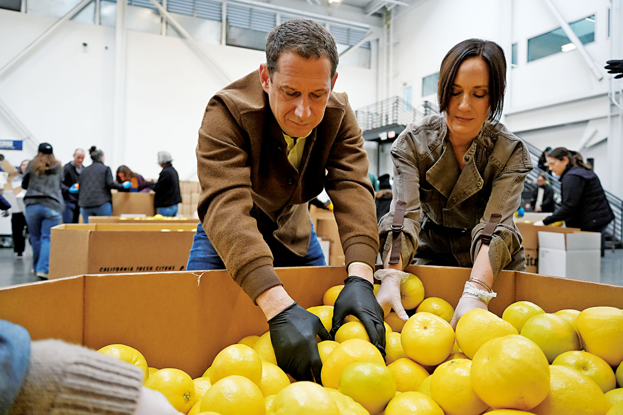 市長羅偉夫婦與志願者們一起分揀柚子。記者黃偉江攝