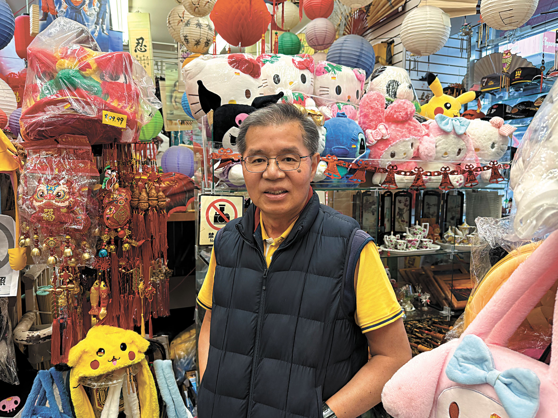 華埠商家魯老闆期盼農曆新年大遊行帶來生意高峰。 記者陳程威攝