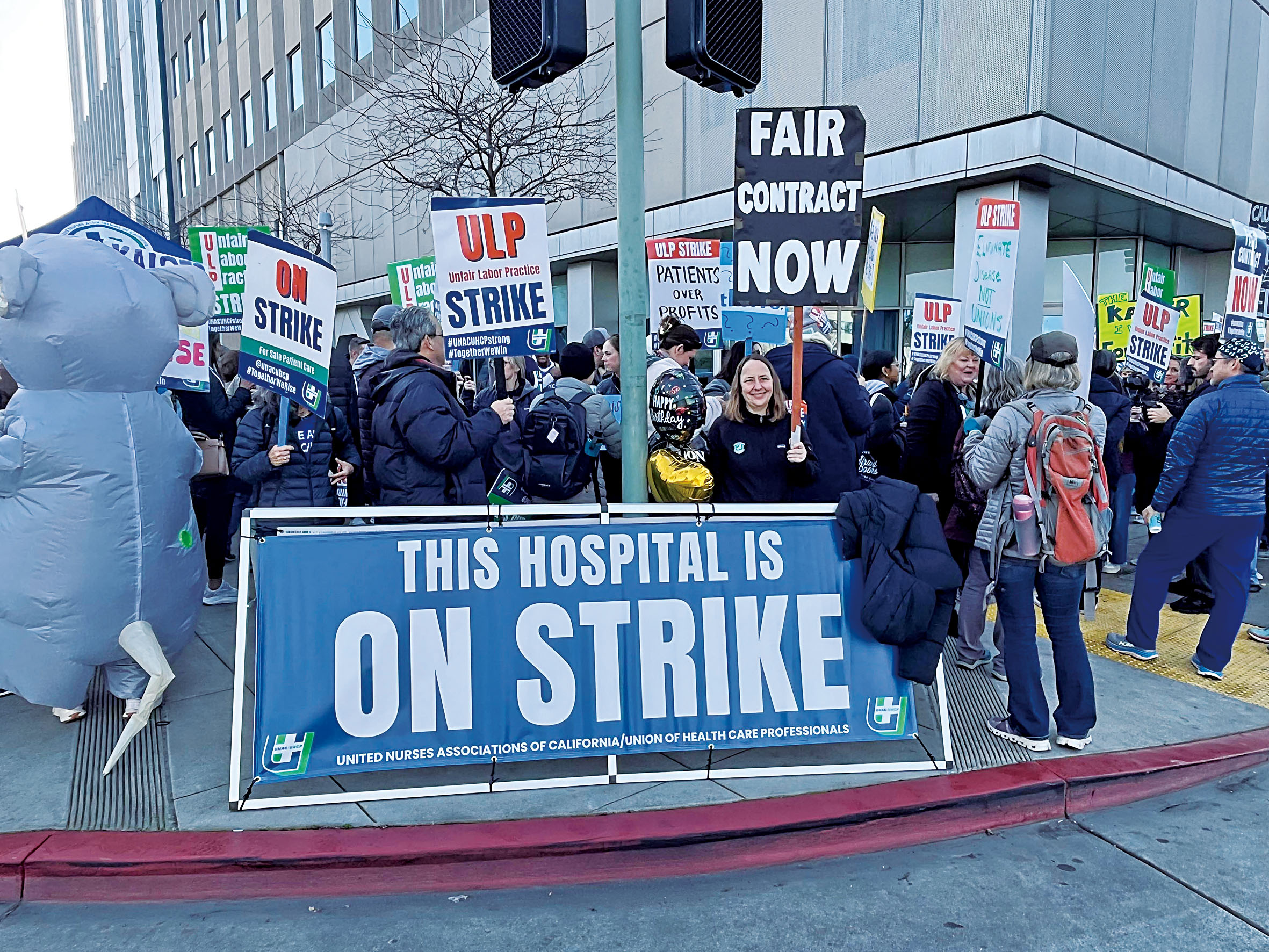 代表凱薩醫療體系藥房及化驗室員工的南加州聯合食品及商業工會地方分會成員，之前在屋崙示威。灣區城市新聞社