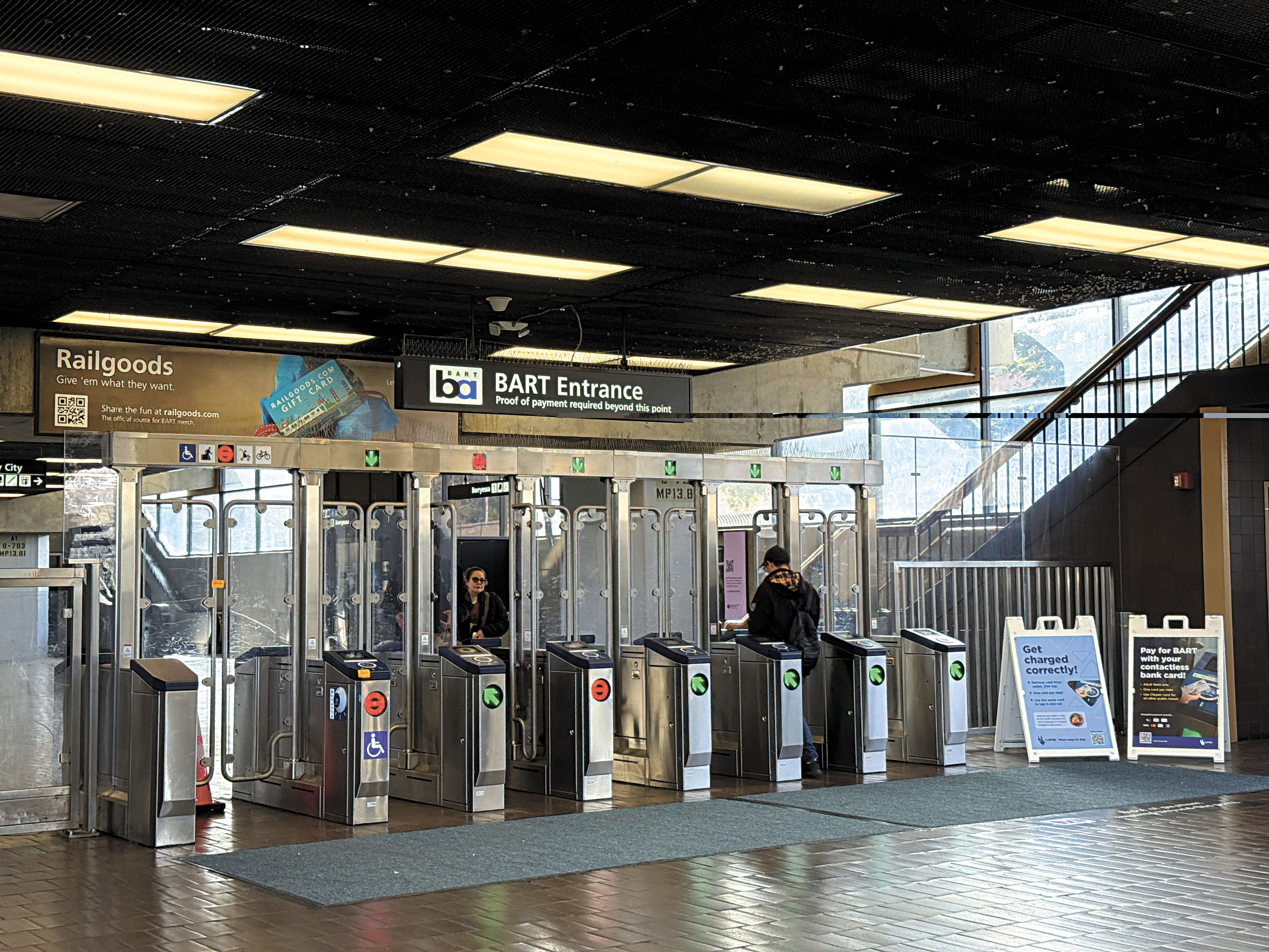 壓克力玻璃閘門已在全部50個車站安裝。圖為希活站入口。本報資料圖