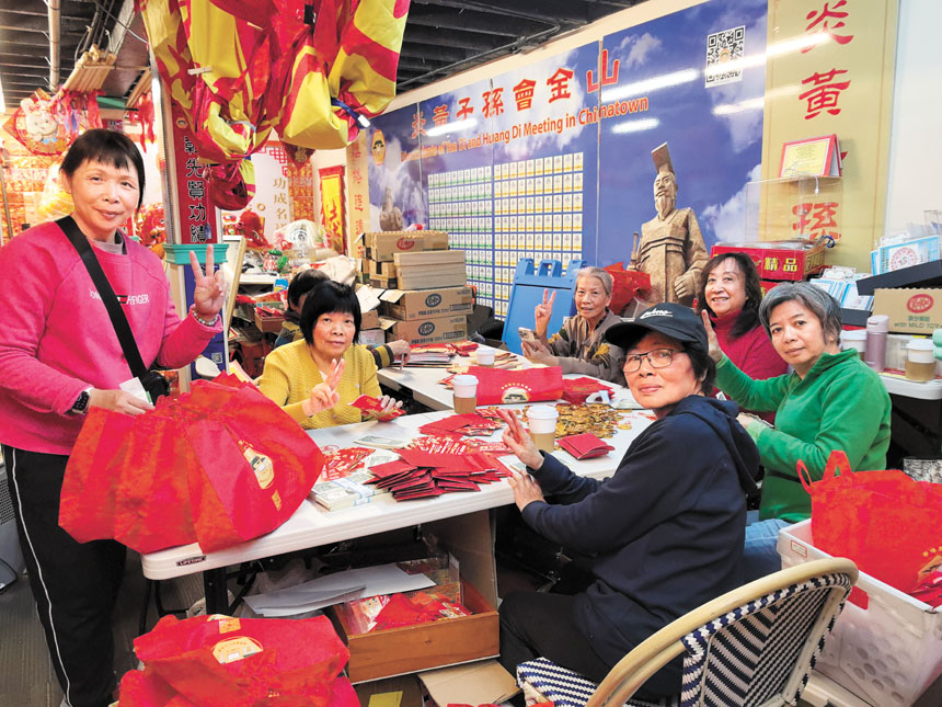 志願者們正籌備新年發財利是。羅餘潔茜提供