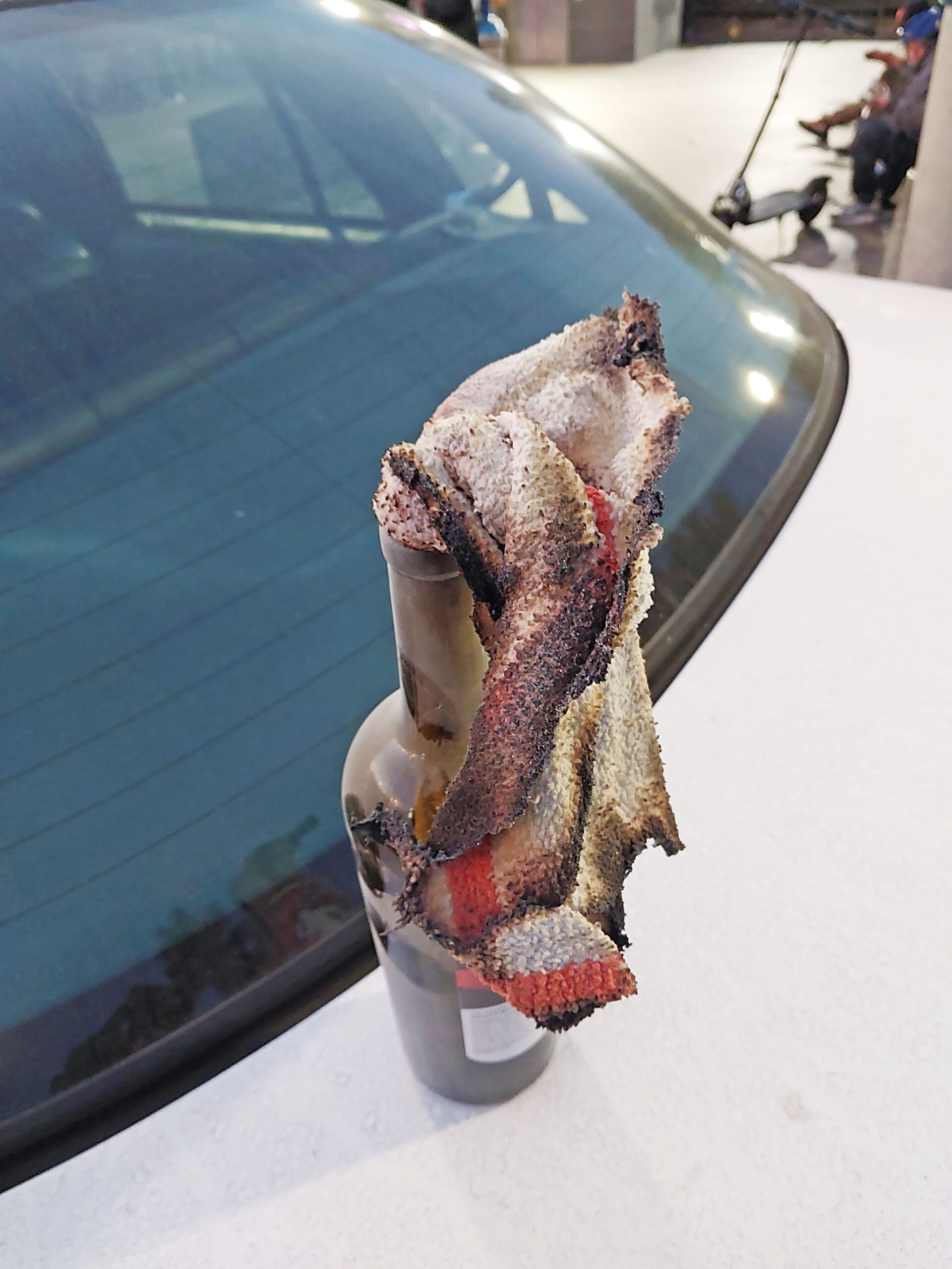 警員撿起紅酒瓶作為證據。三藩市警察局