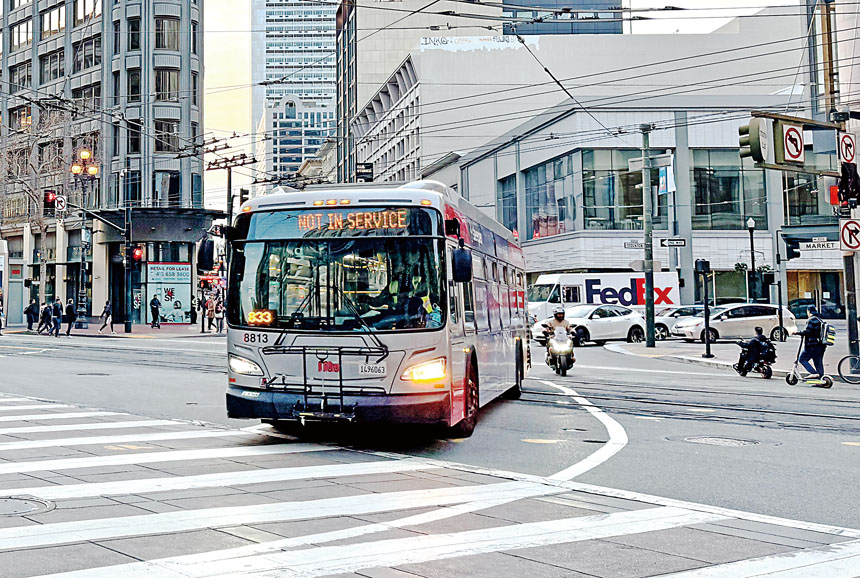 如果選民在11月投票否決兩項稅收提案，三藩市公交系統恐將大受影響。本報資料圖