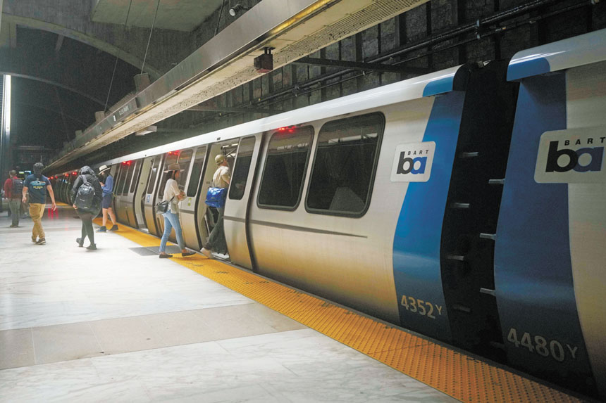 加稅案若遭否決,灣區捷運可能關閉10座車站。美聯社資料圖