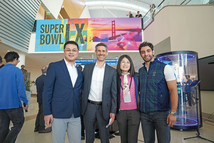 （左起）LiveX AI共同創辦人兼執行長李傑、聖荷西市市長馬漢、首席AI官李佳、Payom Niazmandi在SJC機場人工智能全息影像展示現場。LiveX AI