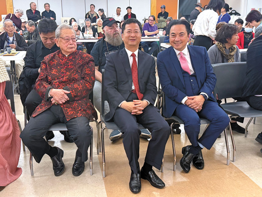 中國駐舊金山總領事張建敏（中）與三藩市公共圖書館館長玄柏高（右）觀賞茶藝與音樂演出。記者陳程威攝