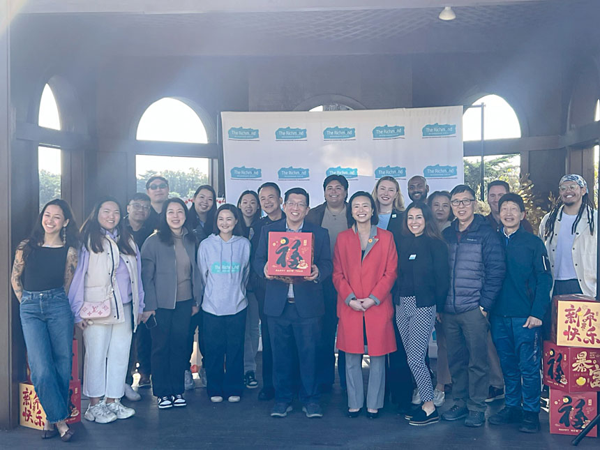 市參事陳詩敏（紅衣）與列治文鄰里中心及多個社區夥伴合影，為列治文區農曆新年街會與巡遊活動揭開序幕。市參事辦公室提供