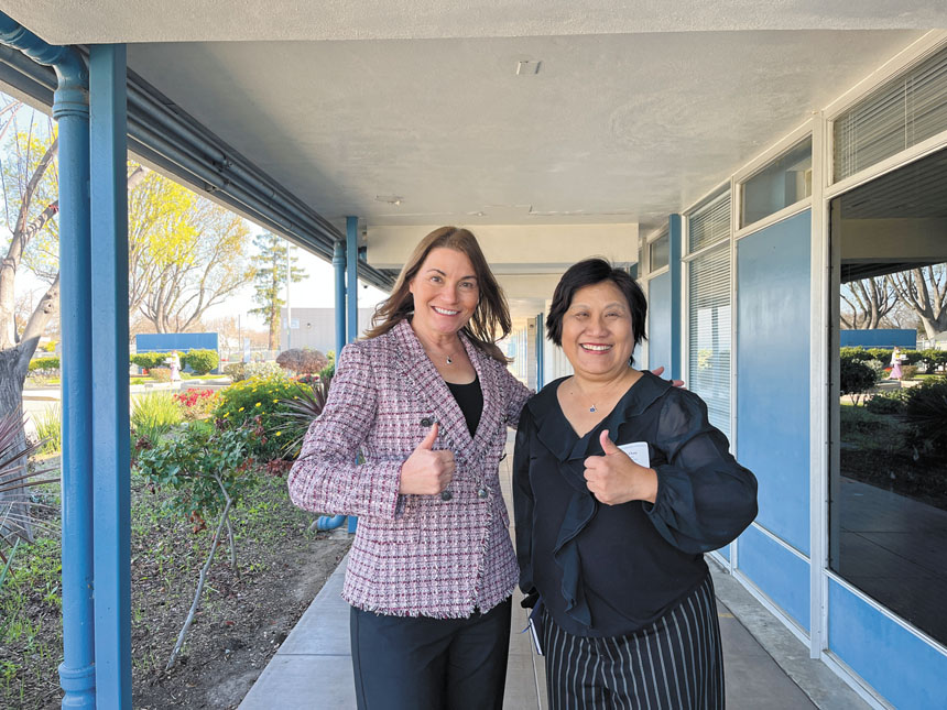 古柏蒂奴市長摩爾（左）和副市長趙良方推廣「探索古柏蒂奴」線上平台。記者王蔚攝