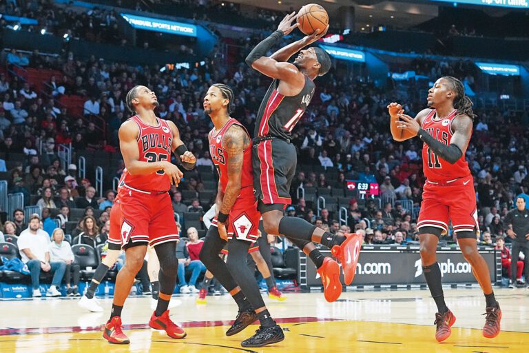 阿德巴約投籃，公牛3名防守球員無動於衷。美聯社