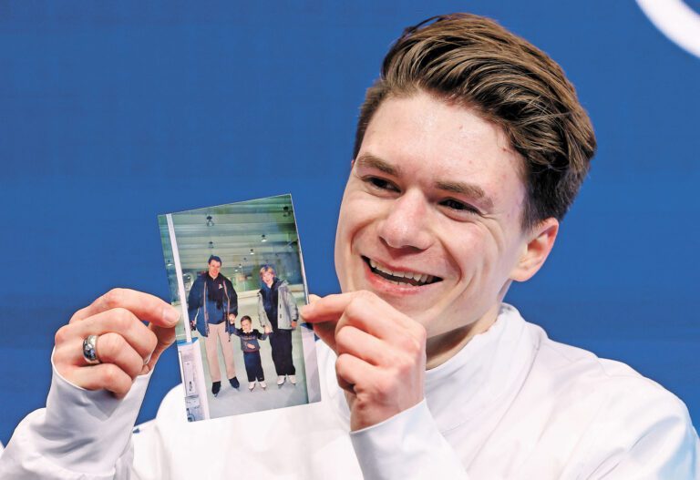 泣吻舊照  告慰雙親