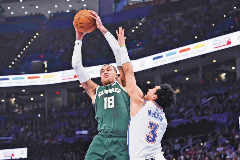 庫茲馬（左）與雷霆後衛麥凱恩爭搶籃板球輕而易得。路透社