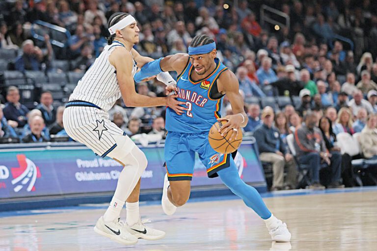 亞歷山大（右）因在對陣魔術的比賽中受傷而無緣全明星賽。路透社