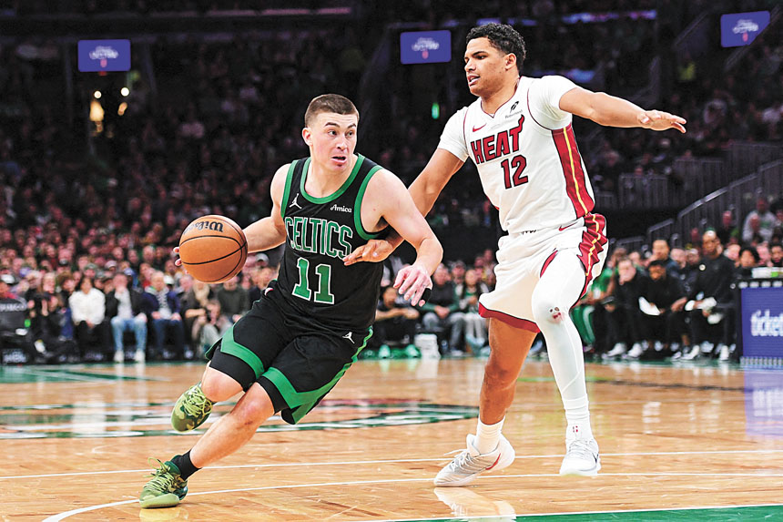 凱爾特人球員普里查德（左）突破史密斯防守帶球進攻。路透社