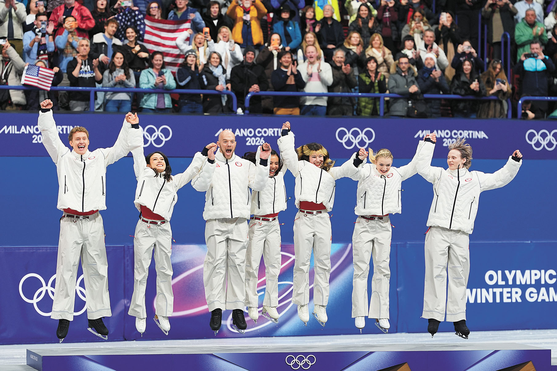 冠軍成員登台領獎。美聯社