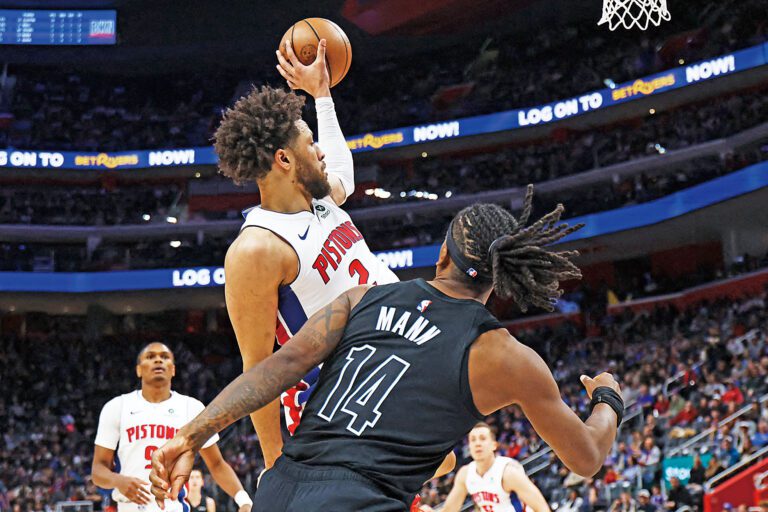 坎寧安在比賽中搶到籃板球。路透社