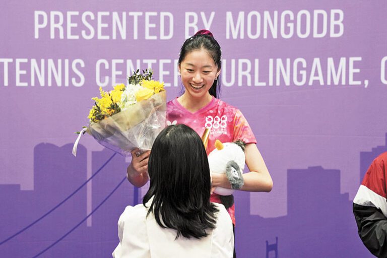 王艾米在領獎台手捧鮮花，滿臉喜悅。網上圖片