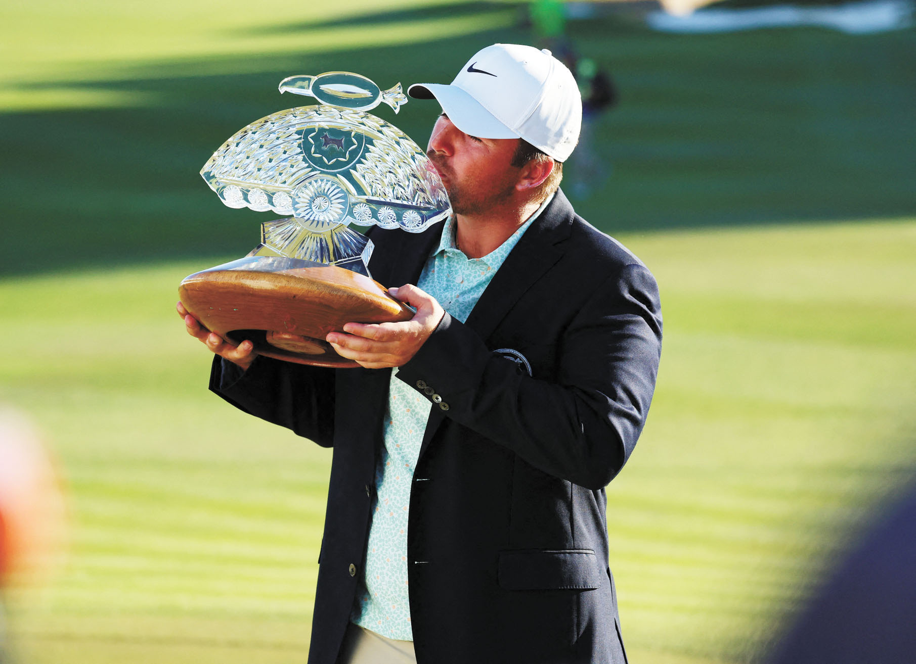 戈特魯普吻冠軍獎盃。路透社