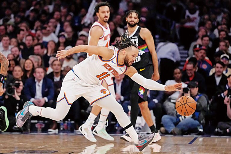 布倫森在比賽中搶球。美聯社