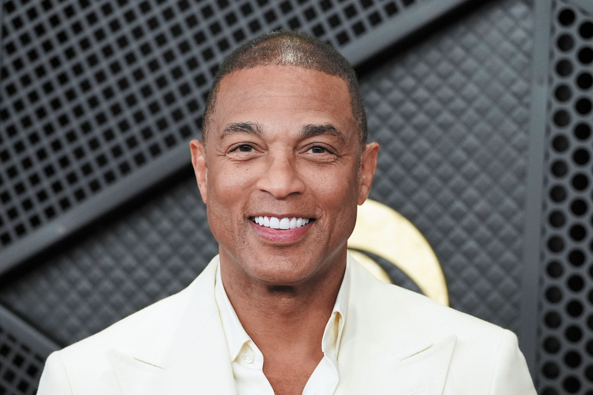 雷蒙表示，儘管他的律師已告知當局他願意自首，當局仍派10多名聯邦探員前往洛杉磯的酒店將他逮捕。美聯社