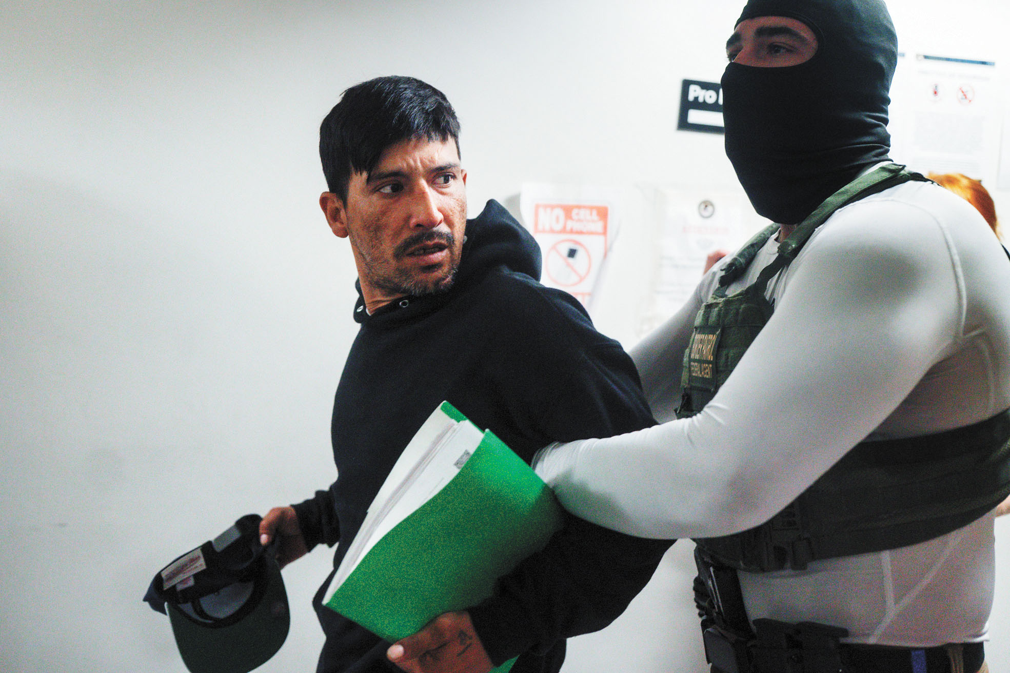 圖為來自厄瓜多爾的庇護申請者加西亞（Marlon Garcia），去年在紐約移民法庭聆訊結束後被拘留，回頭望向妻子與子女。美聯社資料圖片