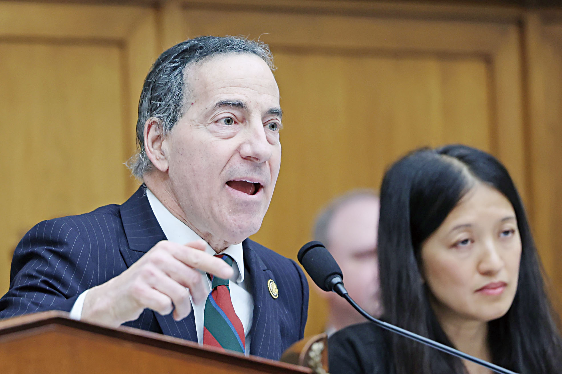 司法部長邦迪在眾院司法委員會作證時，委員會民主黨首席議員拉斯金發言。美聯社