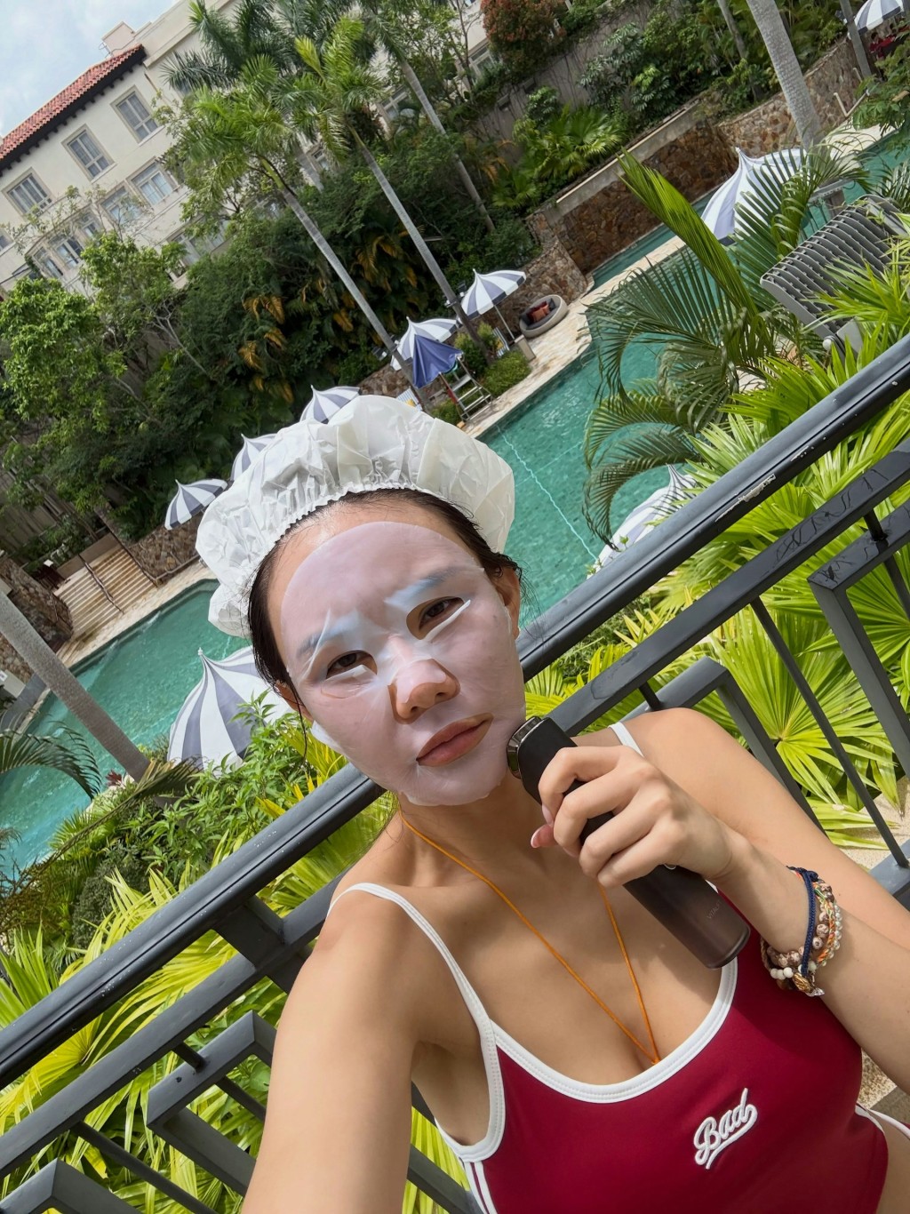 她的造型相當趣怪。