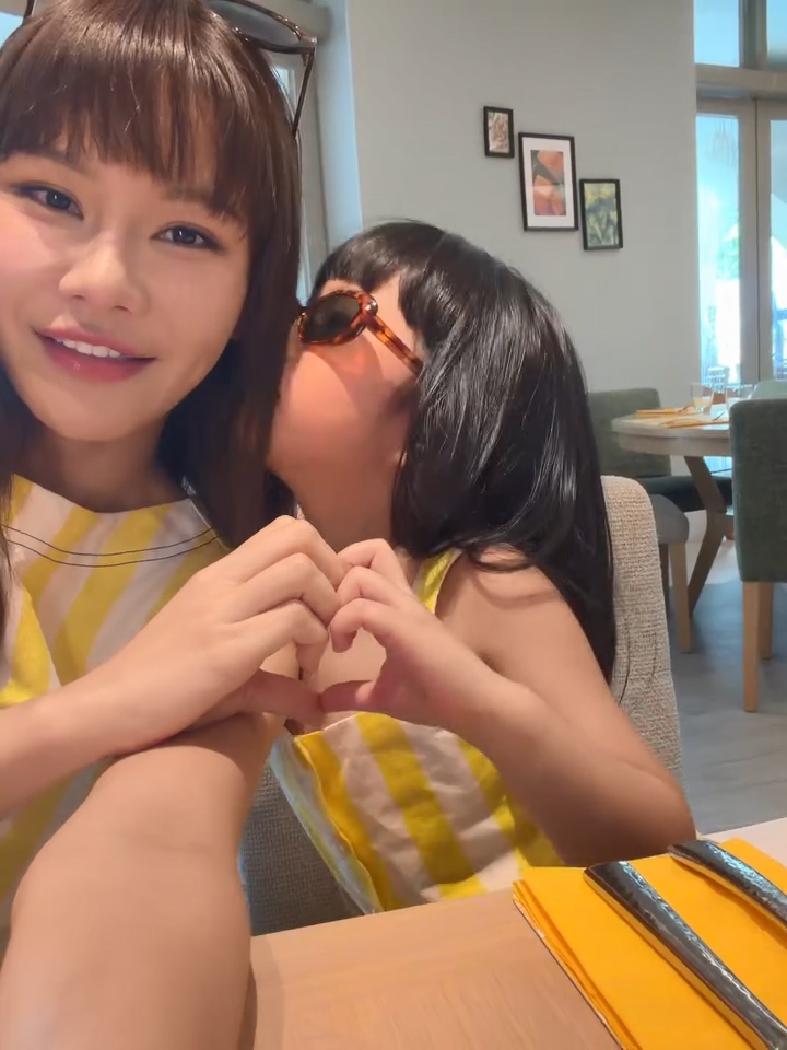 她再貼上與女兒的合照。