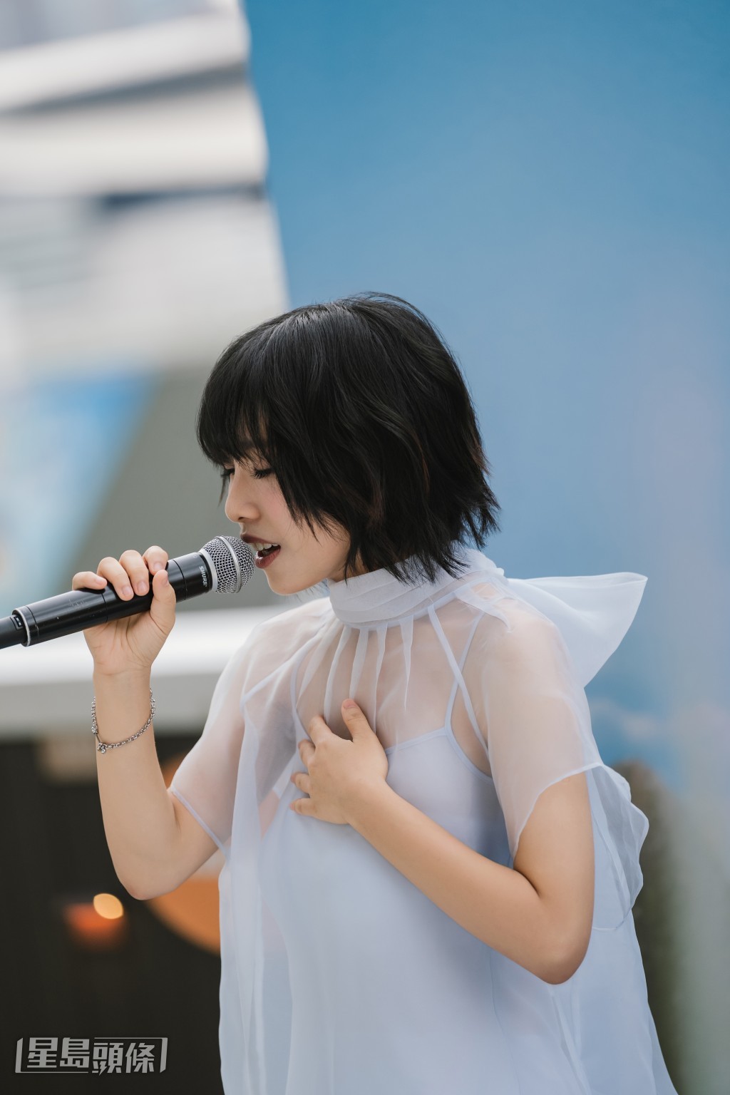 演唱時十分投入。